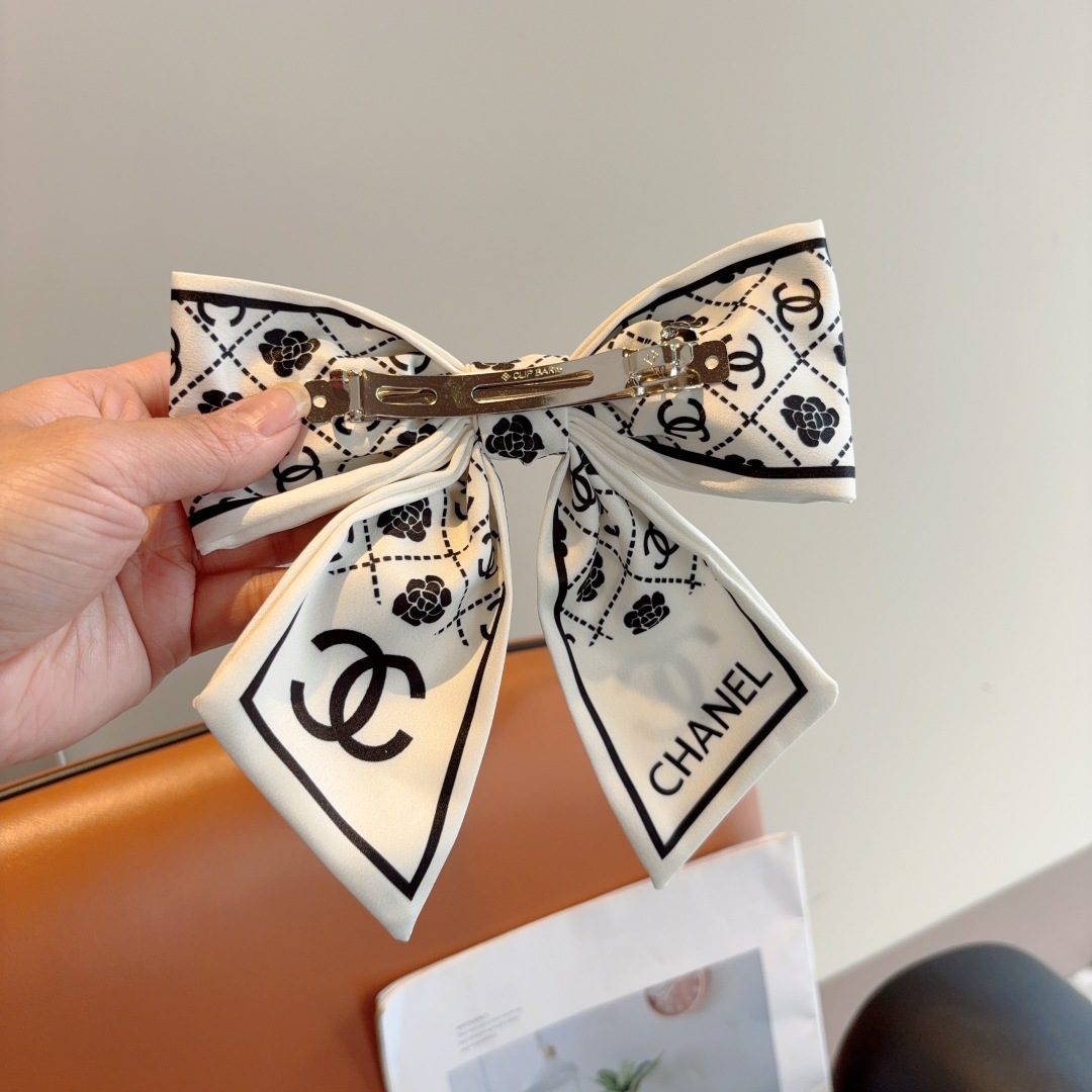 配包装
CHANEL （香奈儿）明星同款蝴蝶结发夹 弹弓夹 网红推荐款♥ 经典蝴蝶结头饰，超级百搭哦 让