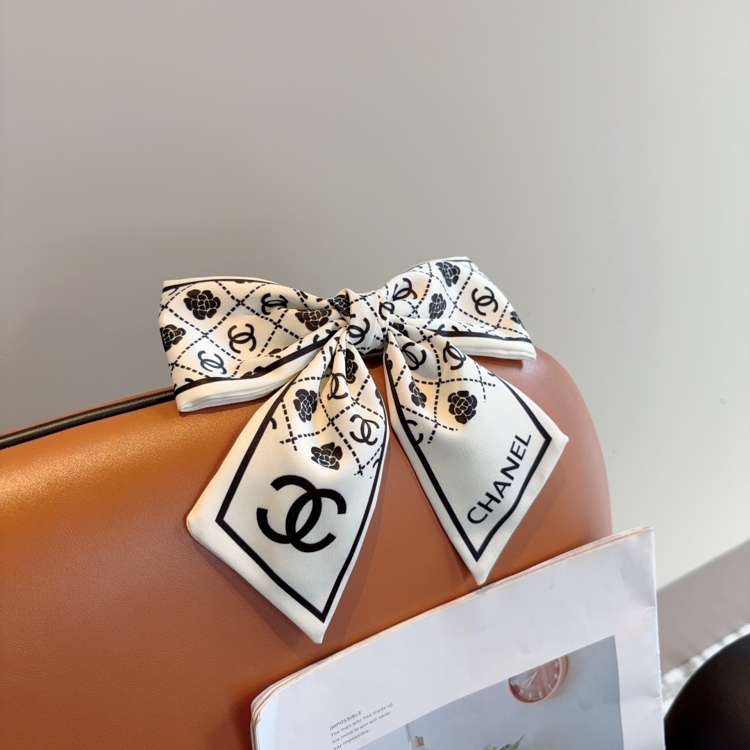 配包装
CHANEL （香奈儿）明星同款蝴蝶结发夹 弹弓夹 网红推荐款♥ 经典蝴蝶结头饰，超级百搭哦 让