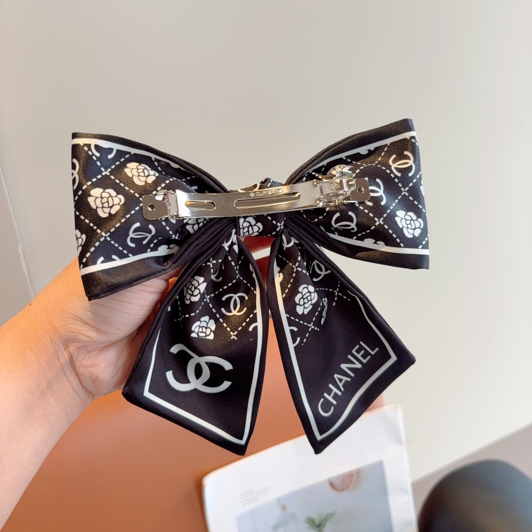 配包装
CHANEL （香奈儿）明星同款蝴蝶结发夹 弹弓夹 网红推荐款♥ 经典蝴蝶结头饰，超级百搭哦 让