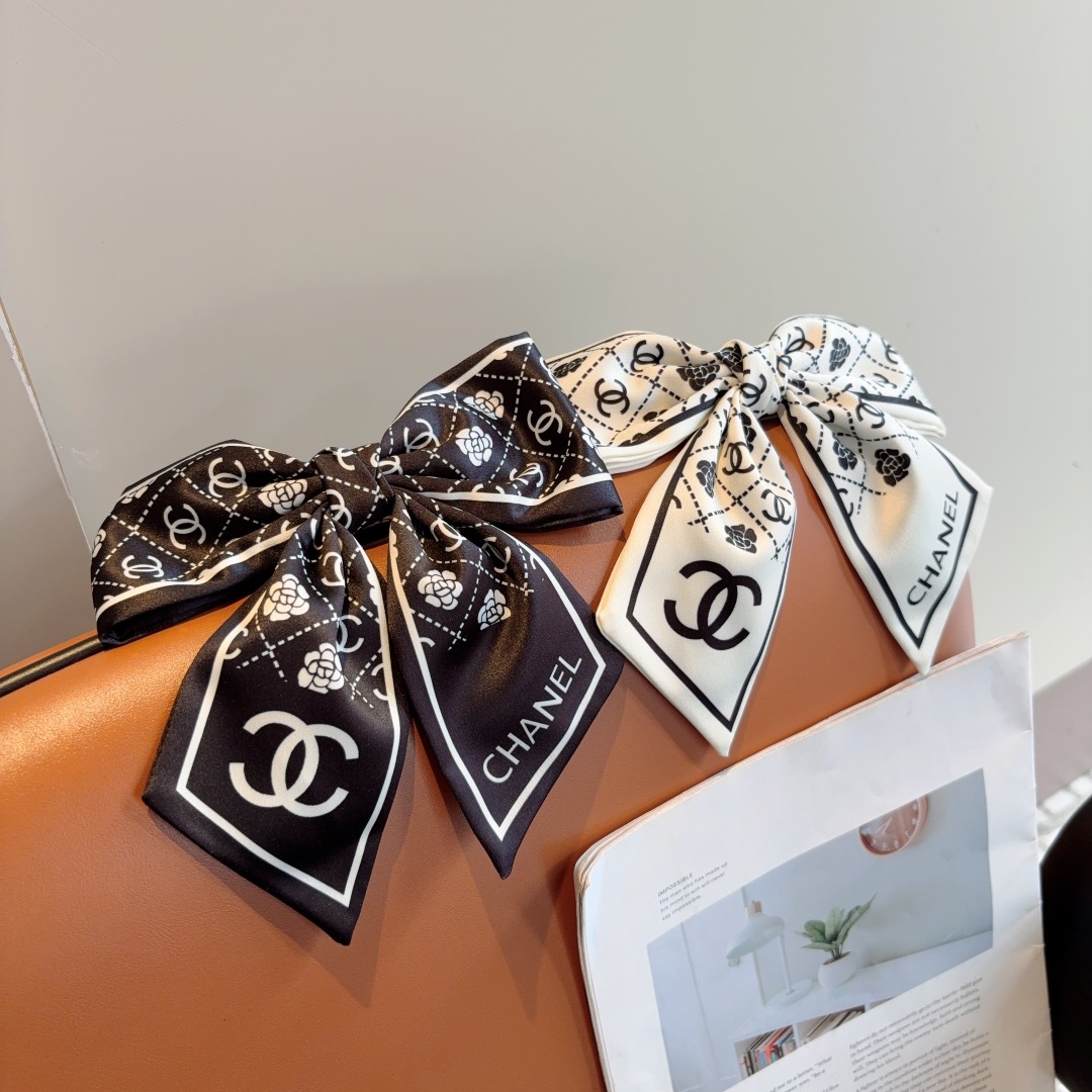 配包装
CHANEL （香奈儿）明星同款蝴蝶结发夹 弹弓夹 网红推荐款♥ 经典蝴蝶结头饰，超级百搭哦 让