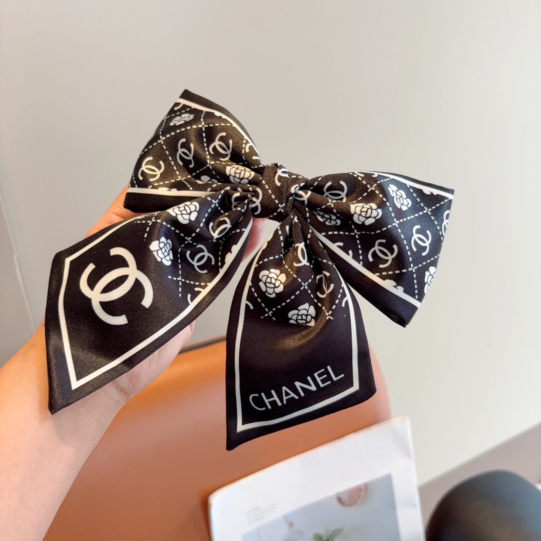 配包装
CHANEL （香奈儿）明星同款蝴蝶结发夹 弹弓夹 网红推荐款♥ 经典蝴蝶结头饰，超级百搭哦 让