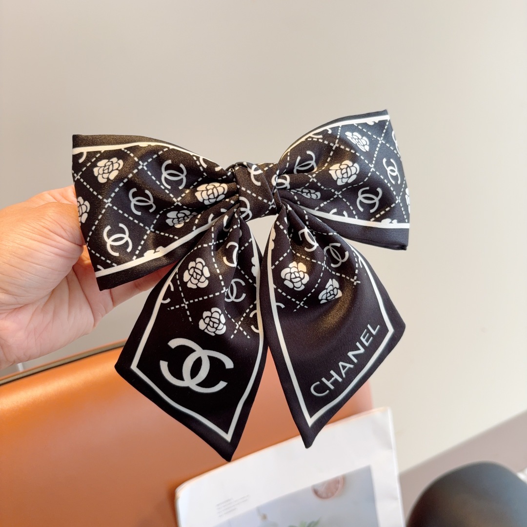 配包装
CHANEL （香奈儿）明星同款蝴蝶结发夹 弹弓夹 网红推荐款♥ 经典蝴蝶结头饰，超级百搭哦 让