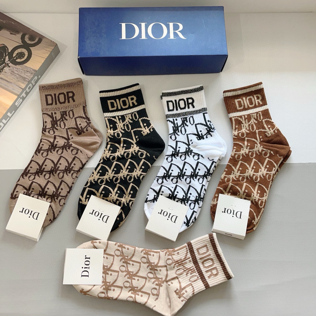 配包装（一盒5双）
Dior 迪奥 新款字母罗口中筒袜子！爆款字母专柜同步中筒袜，💛大牌出街，潮人必备。