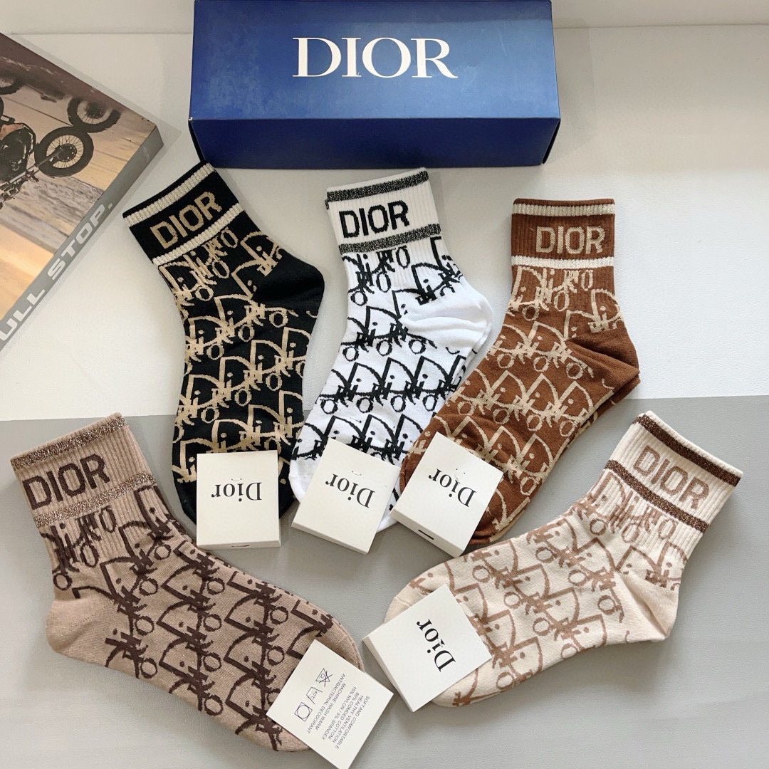 配包装（一盒5双）
Dior 迪奥 新款字母罗口中筒袜子！爆款字母专柜同步中筒袜，💛大牌出街，潮人必备。