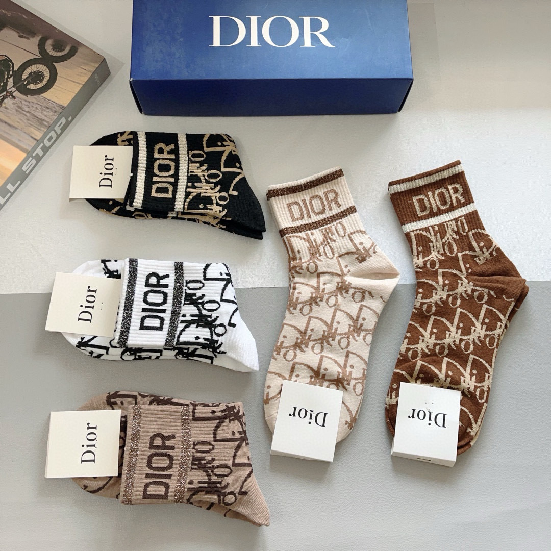 配包装（一盒5双）
Dior 迪奥 新款字母罗口中筒袜子！爆款字母专柜同步中筒袜，💛大牌出街，潮人必备。