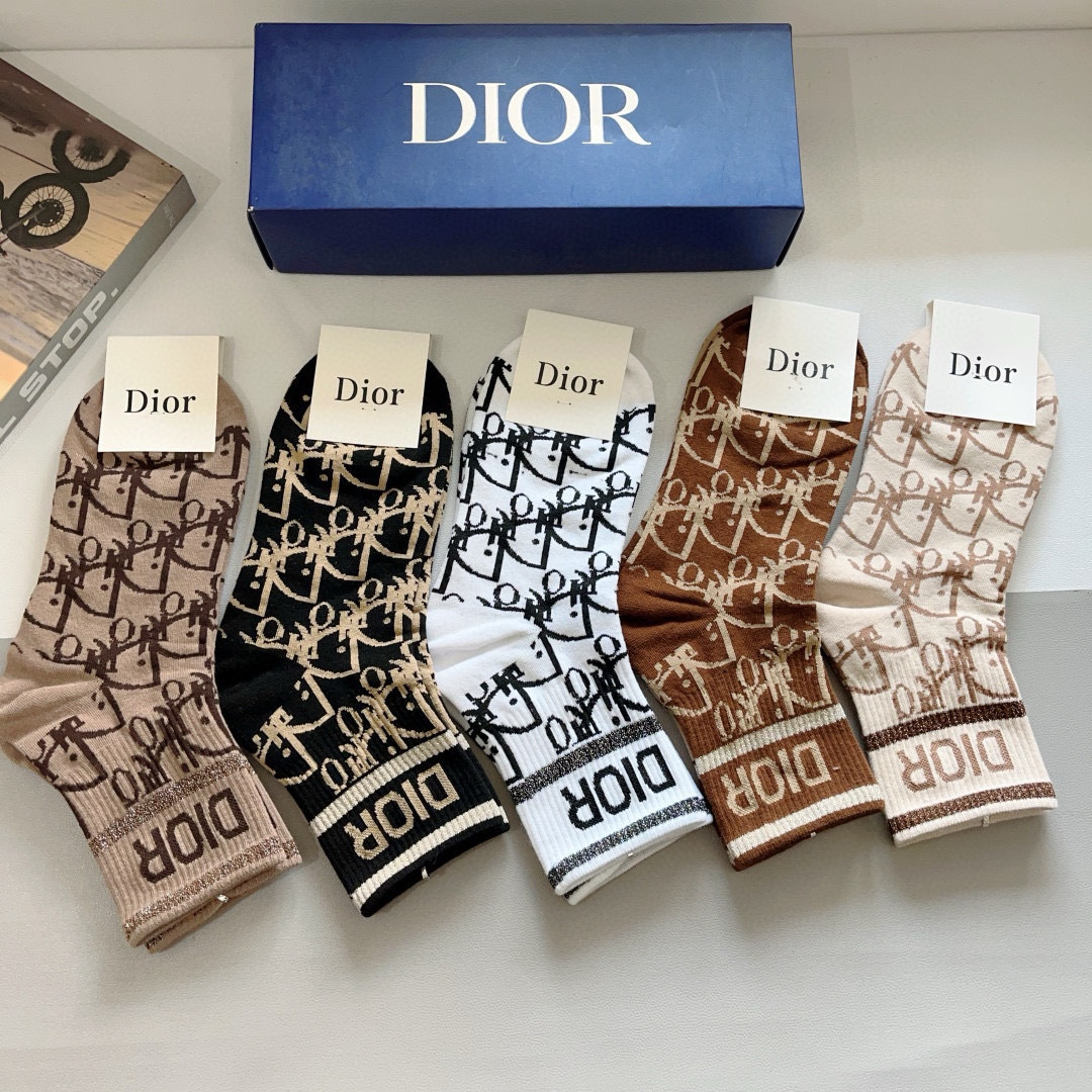 配包装（一盒5双）
Dior 迪奥 新款字母罗口中筒袜子！爆款字母专柜同步中筒袜，💛大牌出街，潮人必备。