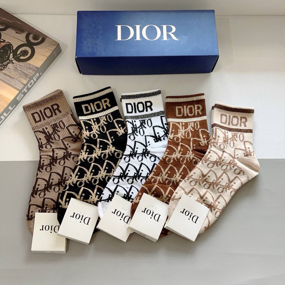 配包装（一盒5双）
Dior 迪奥 新款字母罗口中筒袜子！爆款字母专柜同步中筒袜，💛大牌出街，潮人必备。