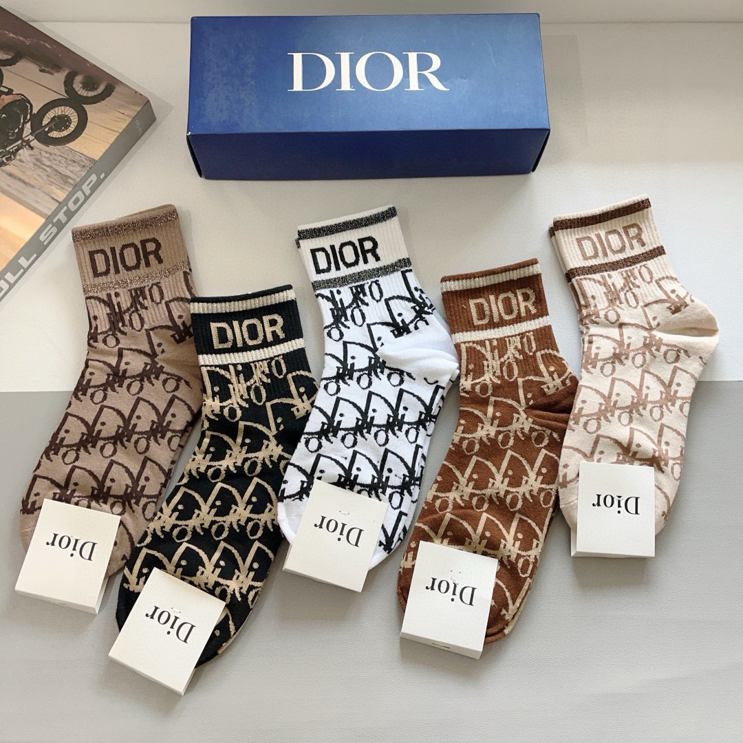 配包装（一盒5双）
Dior 迪奥 新款字母罗口中筒袜子！爆款字母专柜同步中筒袜，💛大牌出街，潮人必备。