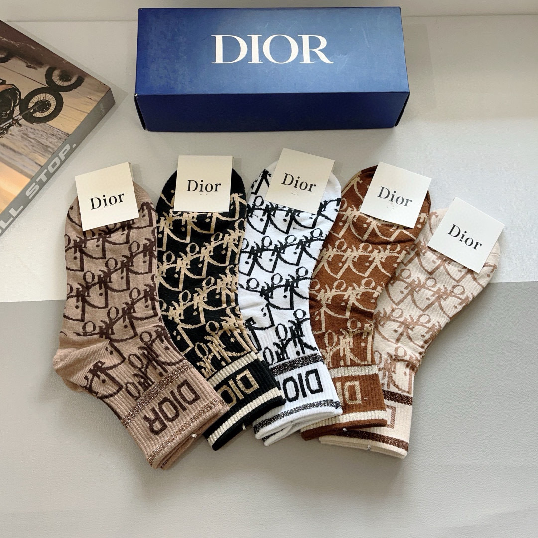 配包装（一盒5双）
Dior 迪奥 新款字母罗口中筒袜子！爆款字母专柜同步中筒袜，💛大牌出街，潮人必备。