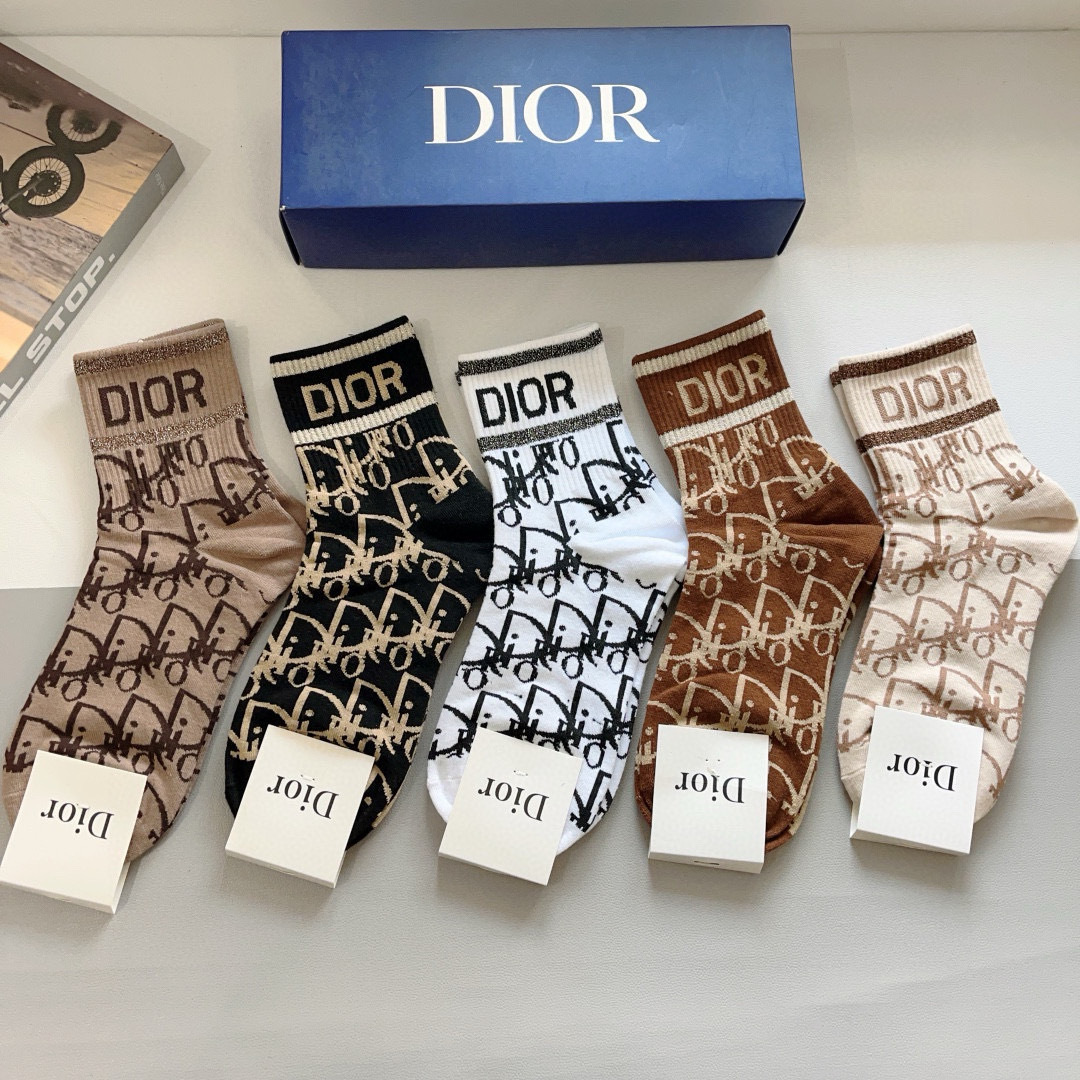配包装（一盒5双）
Dior 迪奥 新款字母罗口中筒袜子！爆款字母专柜同步中筒袜，💛大牌出街，潮人必备。
