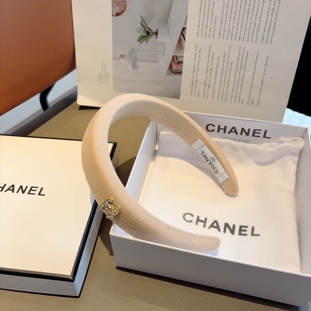 配包装
CHANEL（香奈儿）新款精致海绵小香发箍，复古头箍，网红爆款推荐 搭配高端材质，时尚百搭。