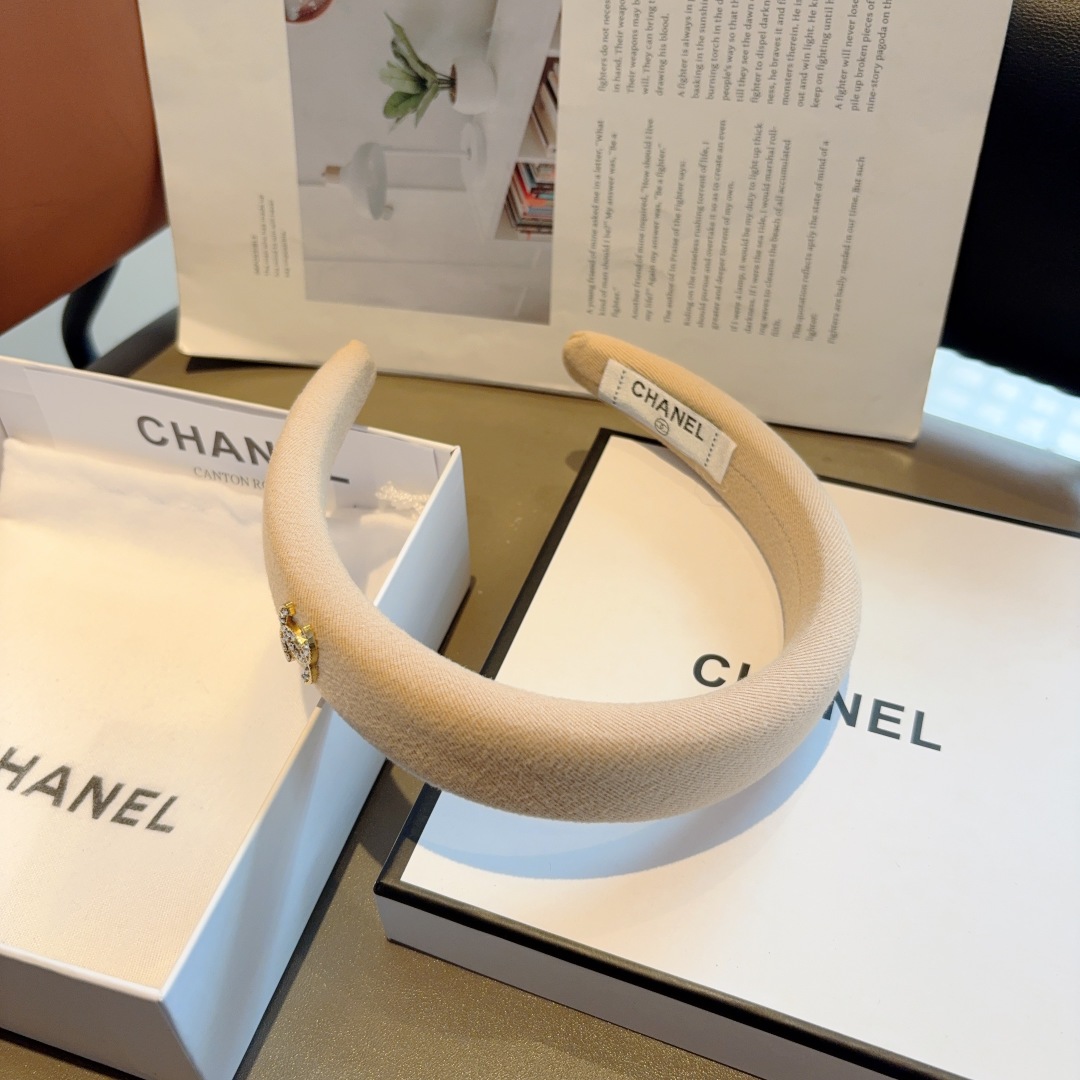 配包装
CHANEL（香奈儿）新款精致海绵小香发箍，复古头箍，网红爆款推荐 搭配高端材质，时尚百搭。