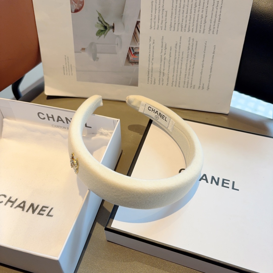 配包装
CHANEL（香奈儿）新款精致海绵小香发箍，复古头箍，网红爆款推荐 搭配高端材质，时尚百搭。
