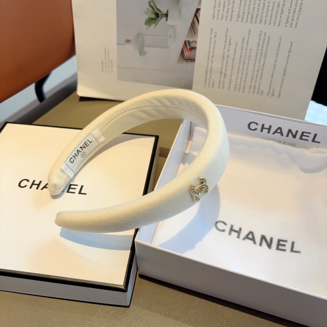 配包装
CHANEL（香奈儿）新款精致海绵小香发箍，复古头箍，网红爆款推荐 搭配高端材质，时尚百搭。
