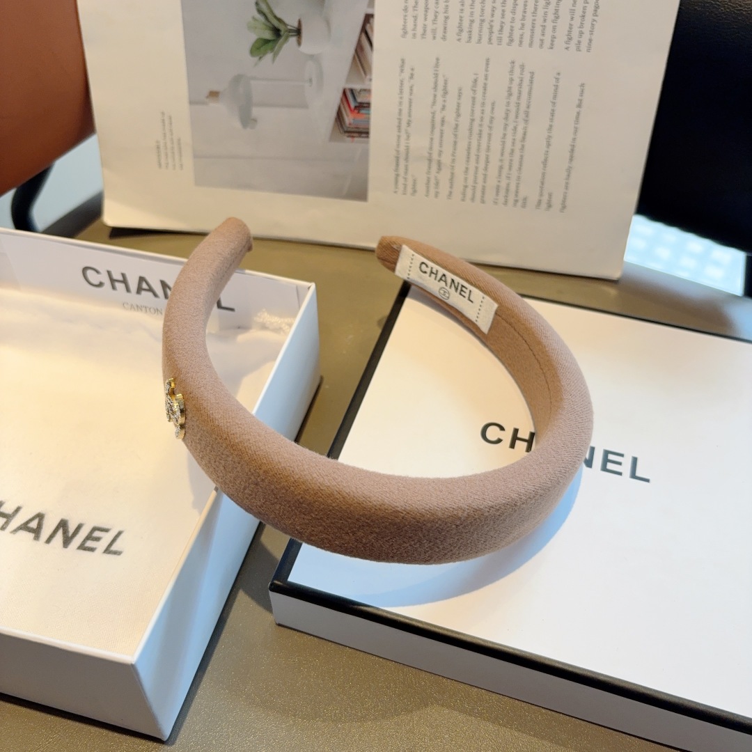 配包装
CHANEL（香奈儿）新款精致海绵小香发箍，复古头箍，网红爆款推荐 搭配高端材质，时尚百搭。