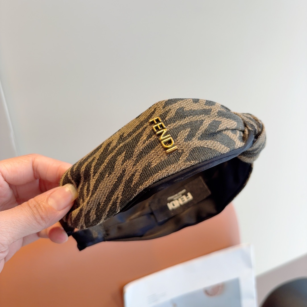 配包装
FENDI 芬迪 经典新款双F发箍，复古头箍，简约百搭，潮女必备品，超级的高大上！