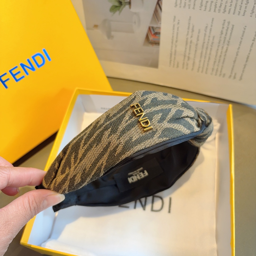 配包装
FENDI 芬迪 经典新款双F发箍，复古头箍，简约百搭，潮女必备品，超级的高大上！