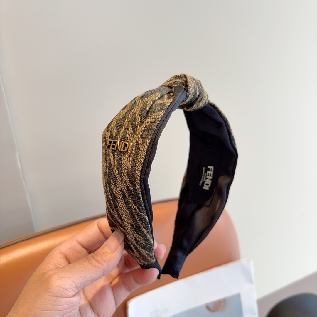 配包装
FENDI 芬迪 经典新款双F发箍，复古头箍，简约百搭，潮女必备品，超级的高大上！