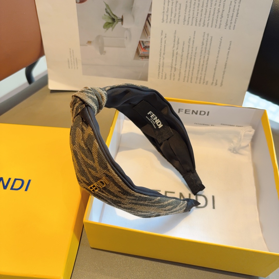 配包装
FENDI 芬迪 经典新款双F发箍，复古头箍，简约百搭，潮女必备品，超级的高大上！