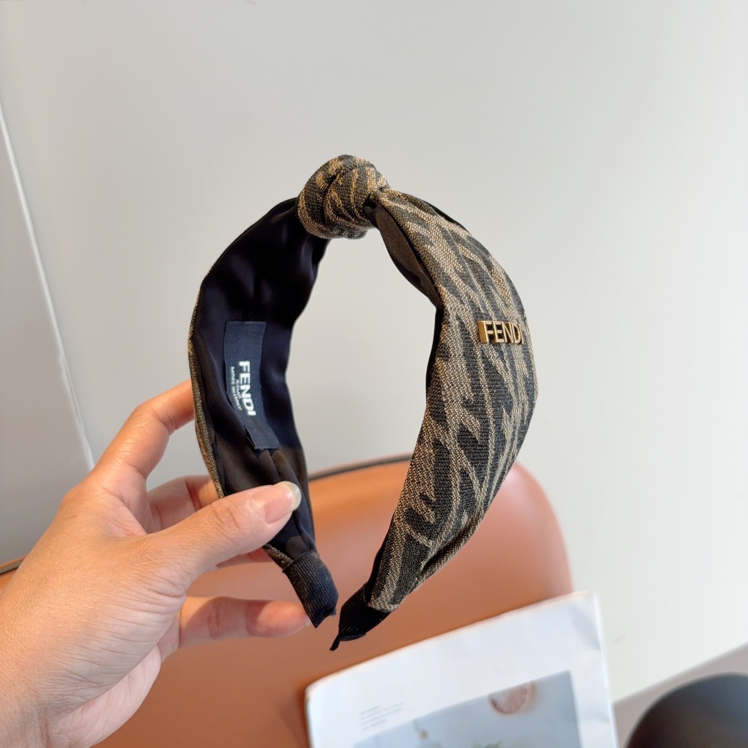 配包装
FENDI 芬迪 经典新款双F发箍，复古头箍，简约百搭，潮女必备品，超级的高大上！