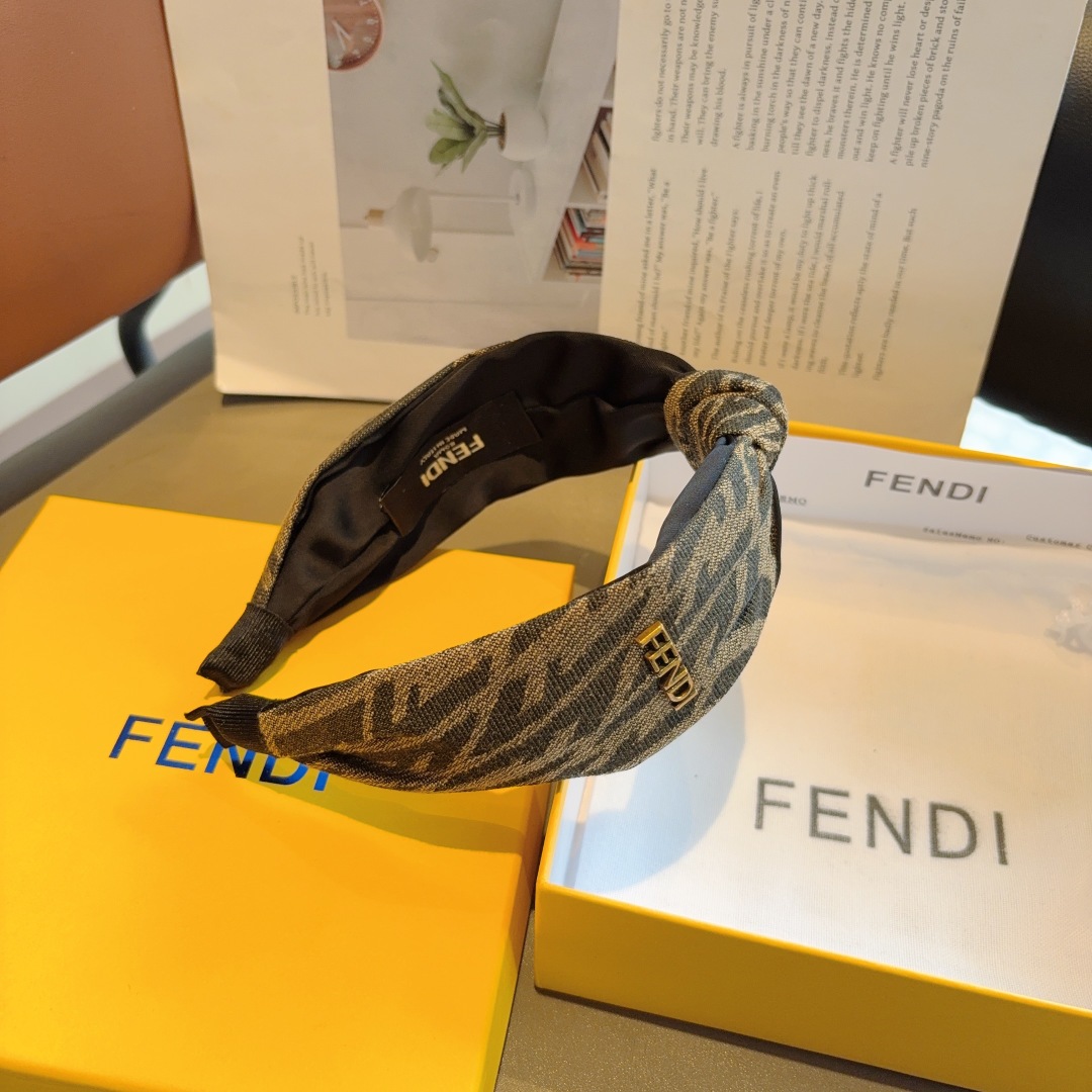 配包装
FENDI 芬迪 经典新款双F发箍，复古头箍，简约百搭，潮女必备品，超级的高大上！