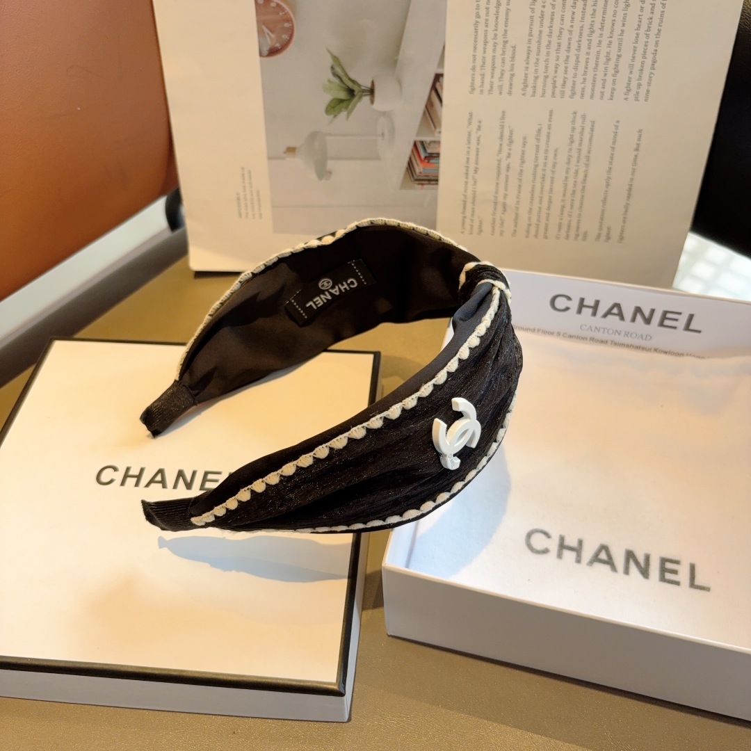 配包装
CHANEL（香奈儿）新款精美字母宽边发箍，复古网红爆款头箍 搭配高端材质，超精致，时尚高级感百