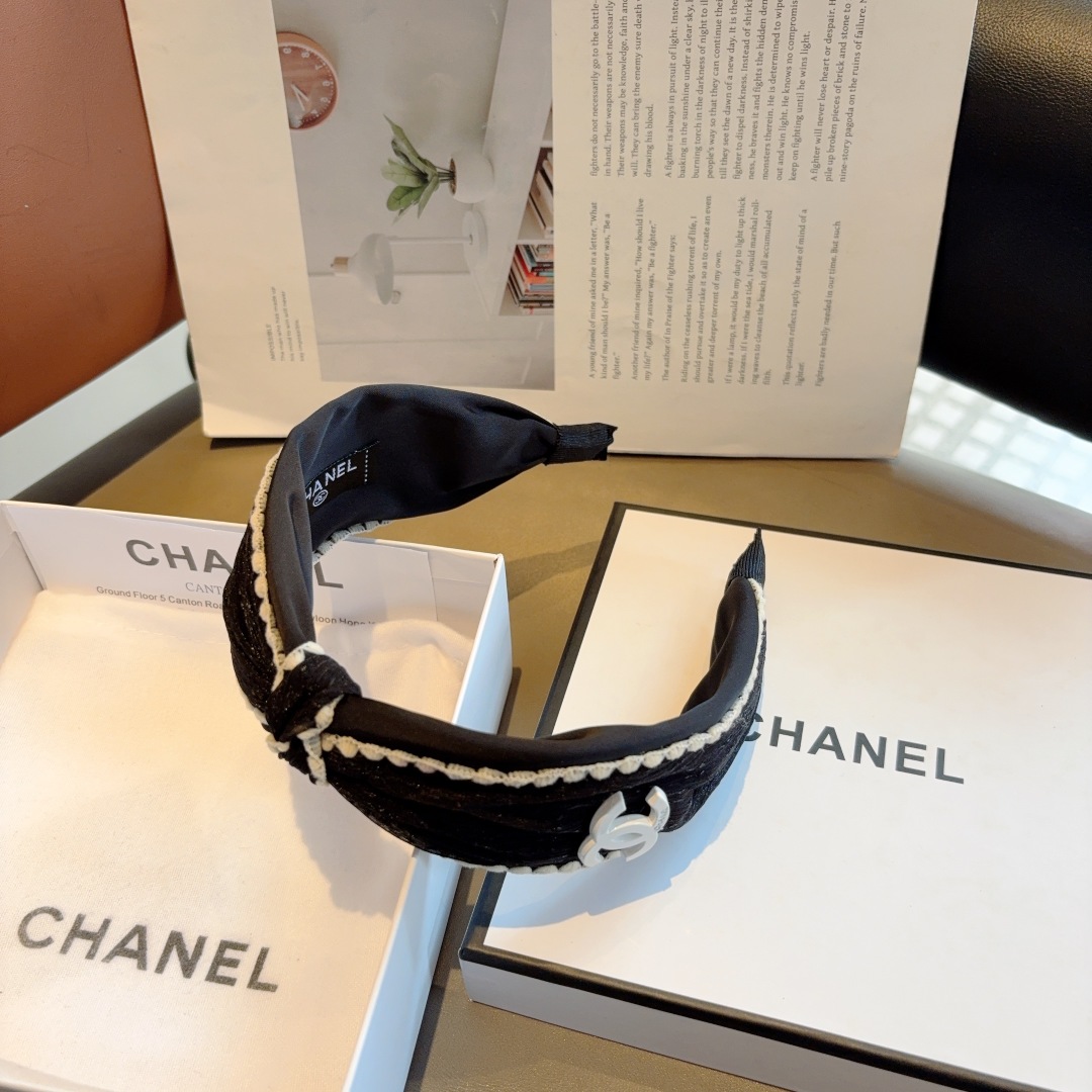 配包装
CHANEL（香奈儿）新款精美字母宽边发箍，复古网红爆款头箍 搭配高端材质，超精致，时尚高级感百