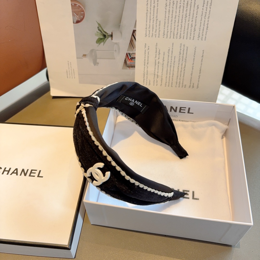 配包装
CHANEL（香奈儿）新款精美字母宽边发箍，复古网红爆款头箍 搭配高端材质，超精致，时尚高级感百