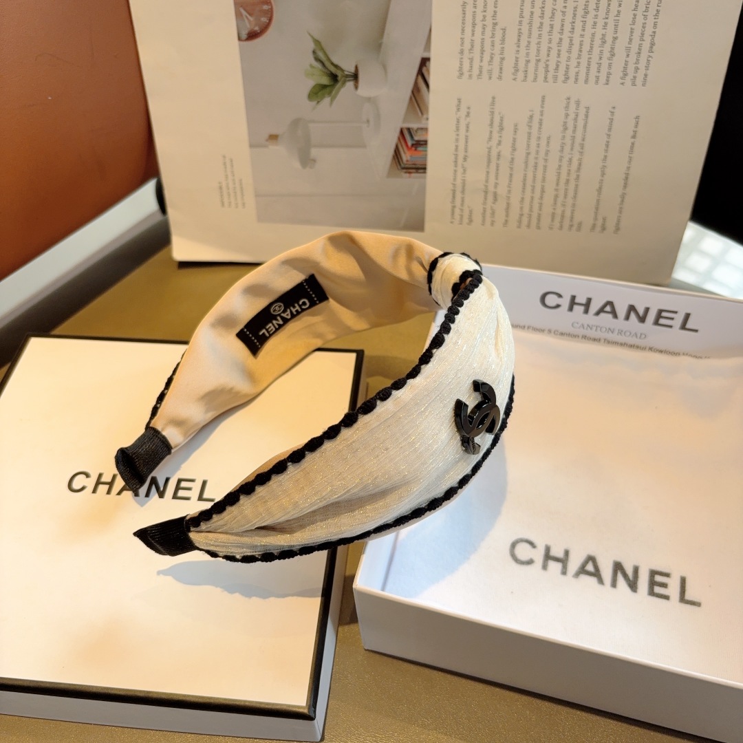 配包装
CHANEL（香奈儿）新款精美字母宽边发箍，复古网红爆款头箍 搭配高端材质，超精致，时尚高级感百
