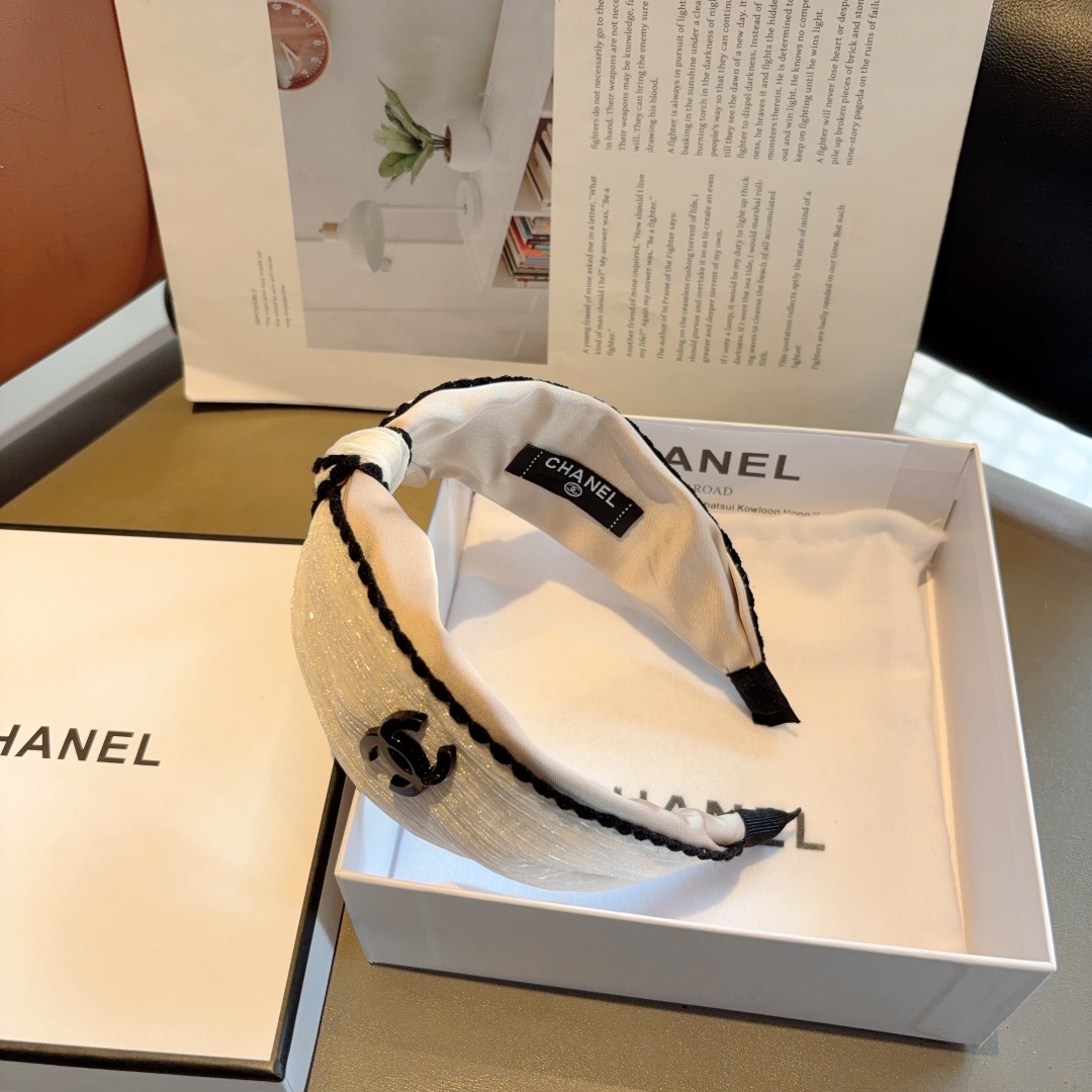 配包装
CHANEL（香奈儿）新款精美字母宽边发箍，复古网红爆款头箍 搭配高端材质，超精致，时尚高级感百