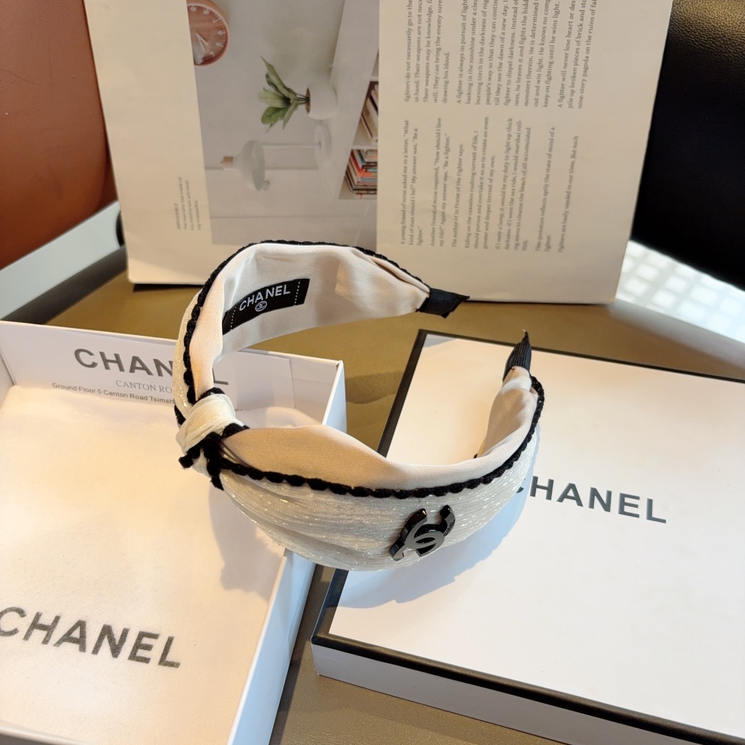 配包装
CHANEL（香奈儿）新款精美字母宽边发箍，复古网红爆款头箍 搭配高端材质，超精致，时尚高级感百
