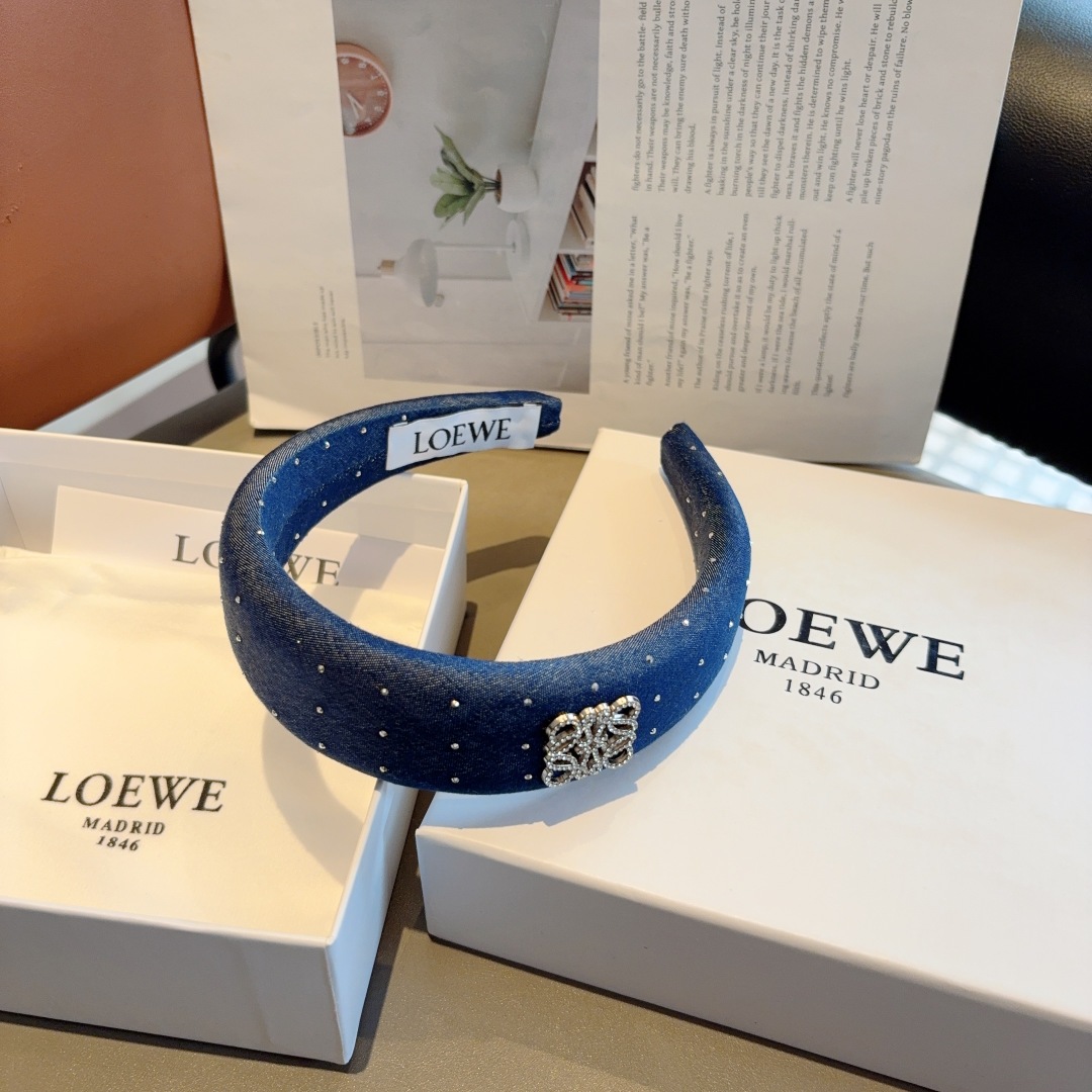 配包装
LOEWE（罗意威）新款海绵发箍💕特供面料头箍、尖端网红最新款来袭 ！ 让你的魅力绽放 清新淑女