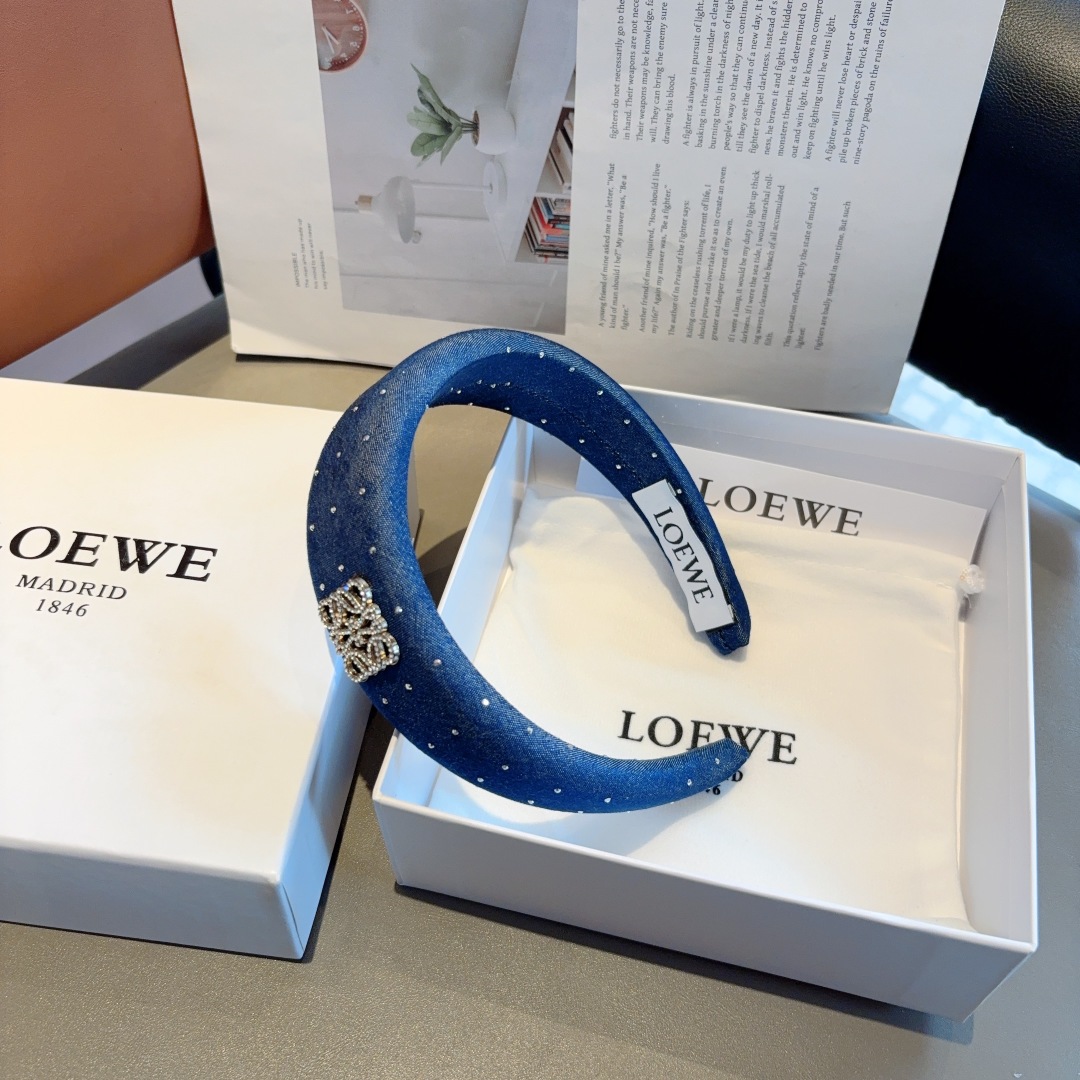 配包装
LOEWE（罗意威）新款海绵发箍💕特供面料头箍、尖端网红最新款来袭 ！ 让你的魅力绽放 清新淑女