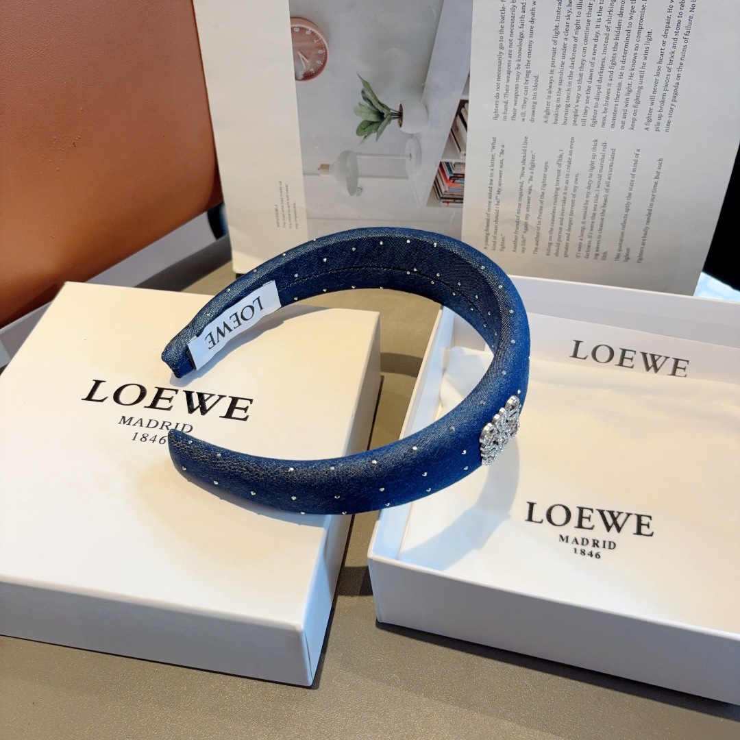 配包装
LOEWE（罗意威）新款海绵发箍💕特供面料头箍、尖端网红最新款来袭 ！ 让你的魅力绽放 清新淑女