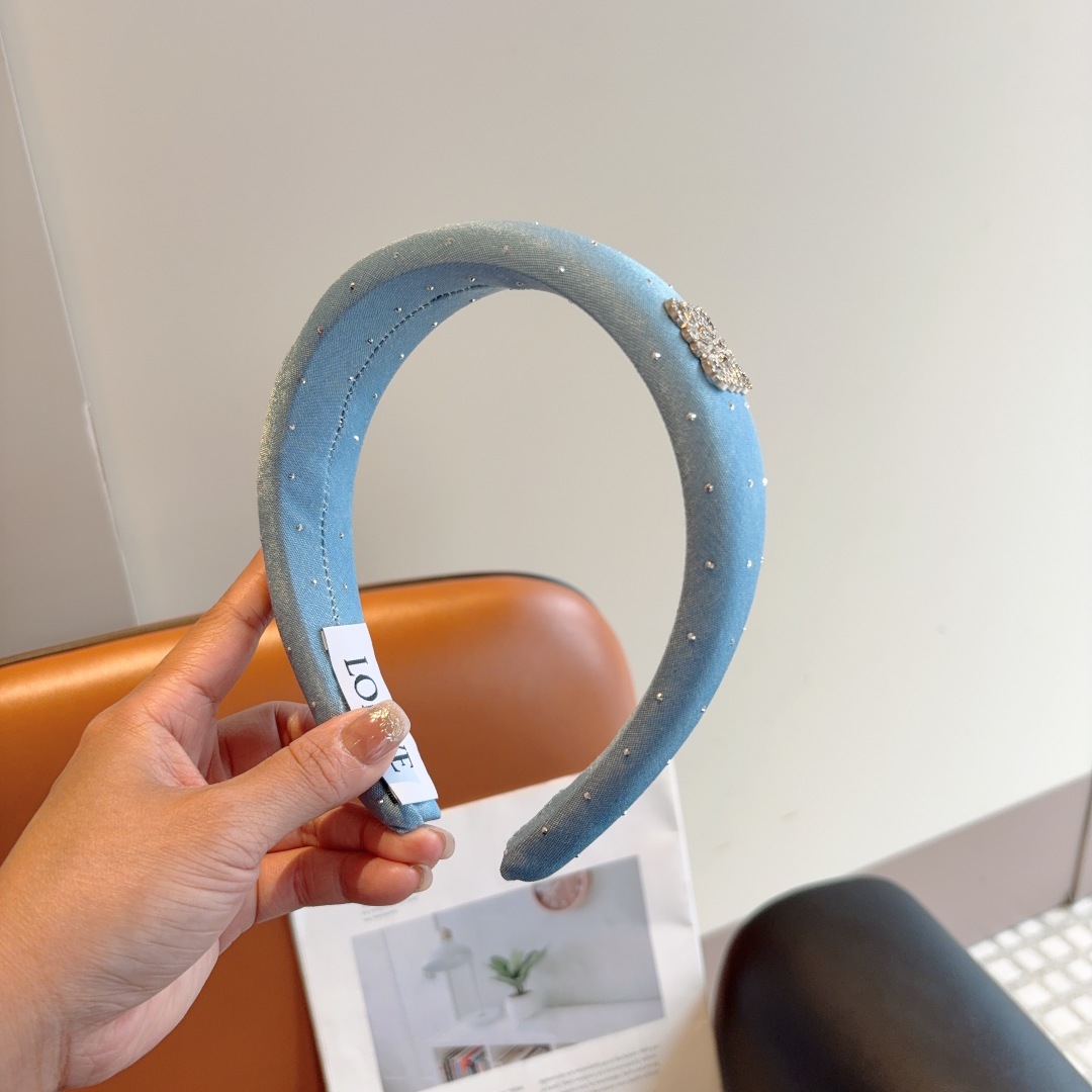配包装
LOEWE（罗意威）新款海绵发箍💕特供面料头箍、尖端网红最新款来袭 ！ 让你的魅力绽放 清新淑女