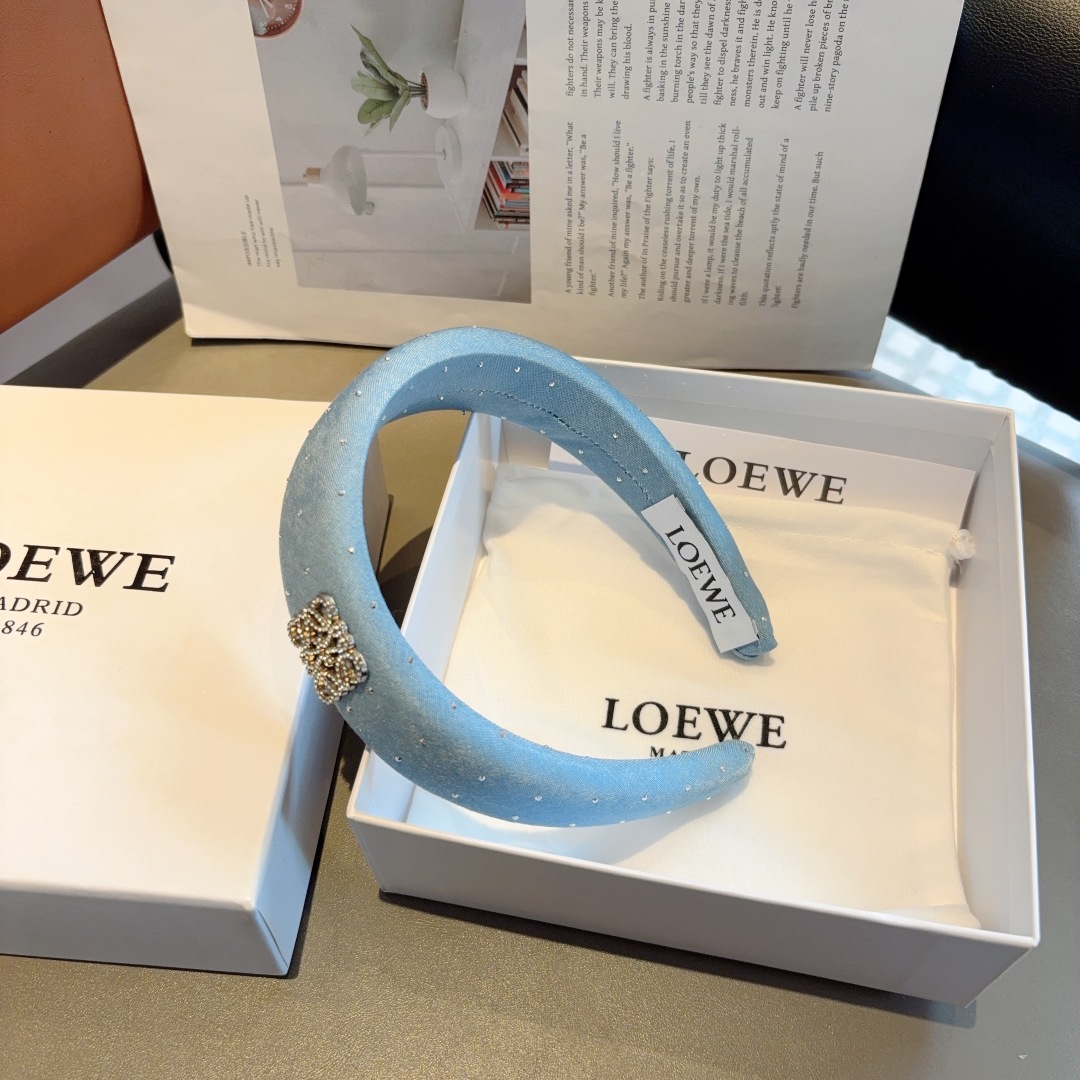 配包装
LOEWE（罗意威）新款海绵发箍💕特供面料头箍、尖端网红最新款来袭 ！ 让你的魅力绽放 清新淑女
