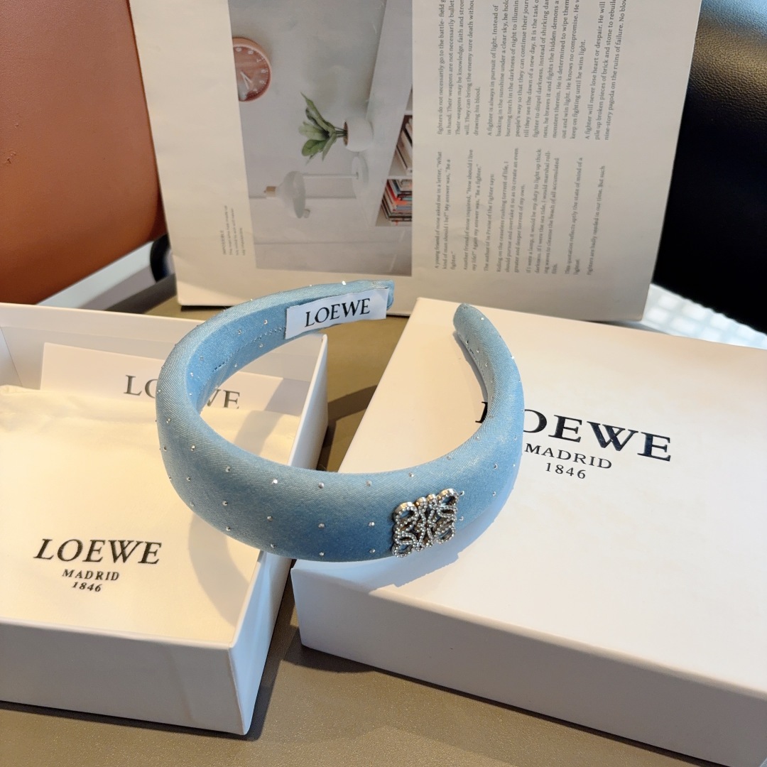 配包装
LOEWE（罗意威）新款海绵发箍💕特供面料头箍、尖端网红最新款来袭 ！ 让你的魅力绽放 清新淑女