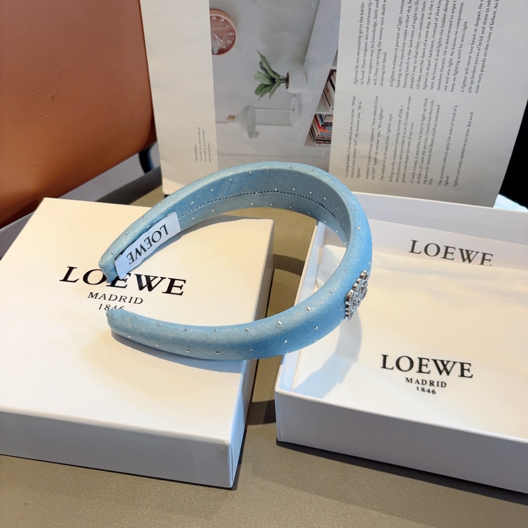 配包装
LOEWE（罗意威）新款海绵发箍💕特供面料头箍、尖端网红最新款来袭 ！ 让你的魅力绽放 清新淑女
