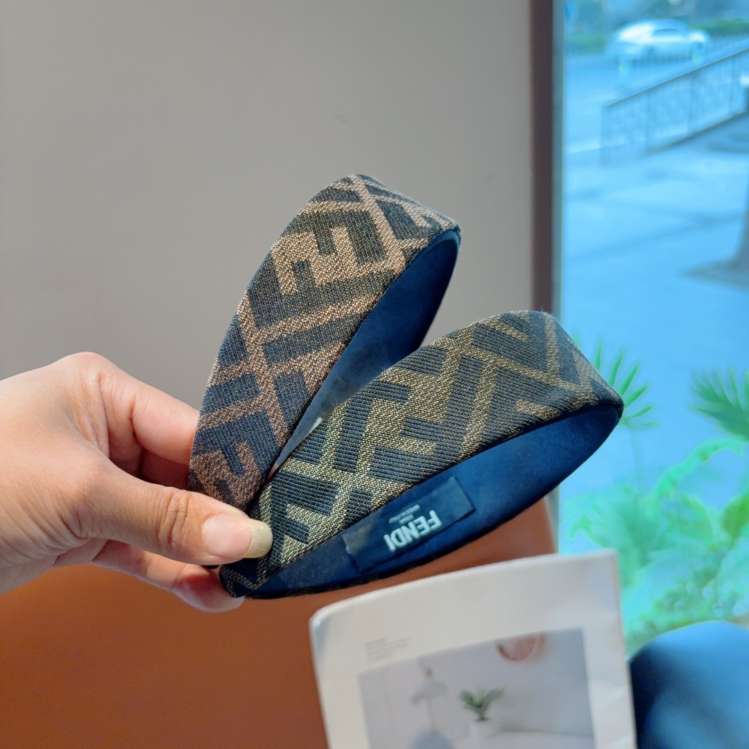 NO:368452,Packaging FENDI (Fendi) Classic new high-end double-layer big-brand headband, popular internet celebrity double F letter anti-slip headband, let your charm bloom, fresh ladylike style makes fashion simpler. Hairpins, hairpins, fendi, fendi, hairpins19860909配包装 FENDI（芬迪） 经典新款高版本双层大牌发箍, 网红爆款双F字母防滑头箍、让你的魅力绽放 清新淑女范让时尚更简单.发夹,发夹,fendi,fendi,hairpins,accessory