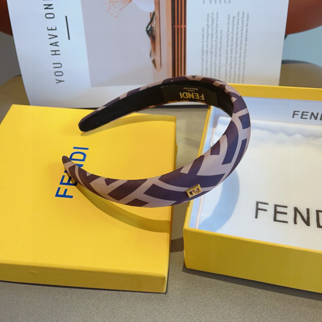 配包装
FENDI 芬迪 火爆新款发箍，复古头箍，简约百搭，潮女必备品，超级的高大上！