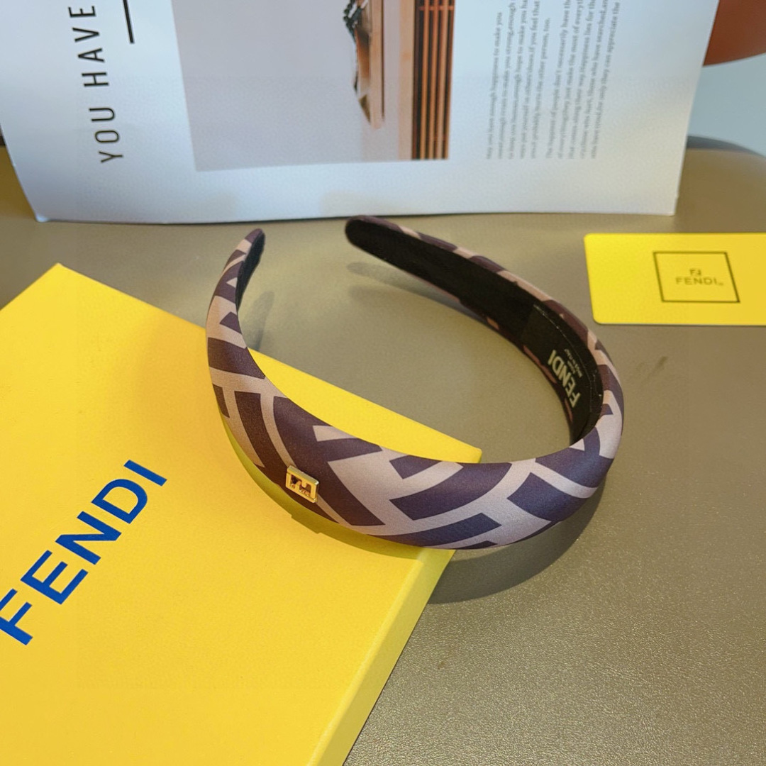 配包装
FENDI 芬迪 火爆新款发箍，复古头箍，简约百搭，潮女必备品，超级的高大上！