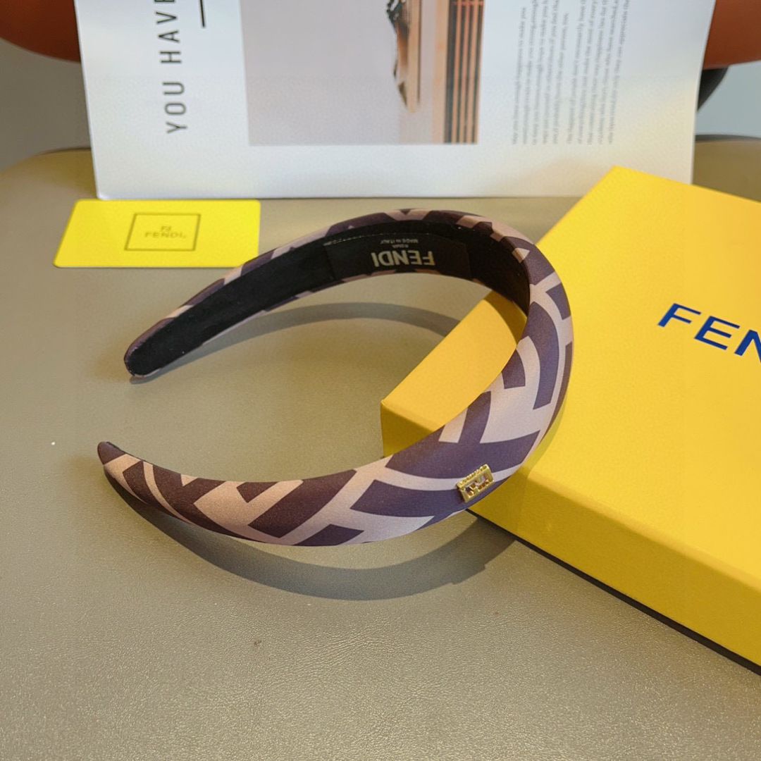 配包装
FENDI 芬迪 火爆新款发箍，复古头箍，简约百搭，潮女必备品，超级的高大上！