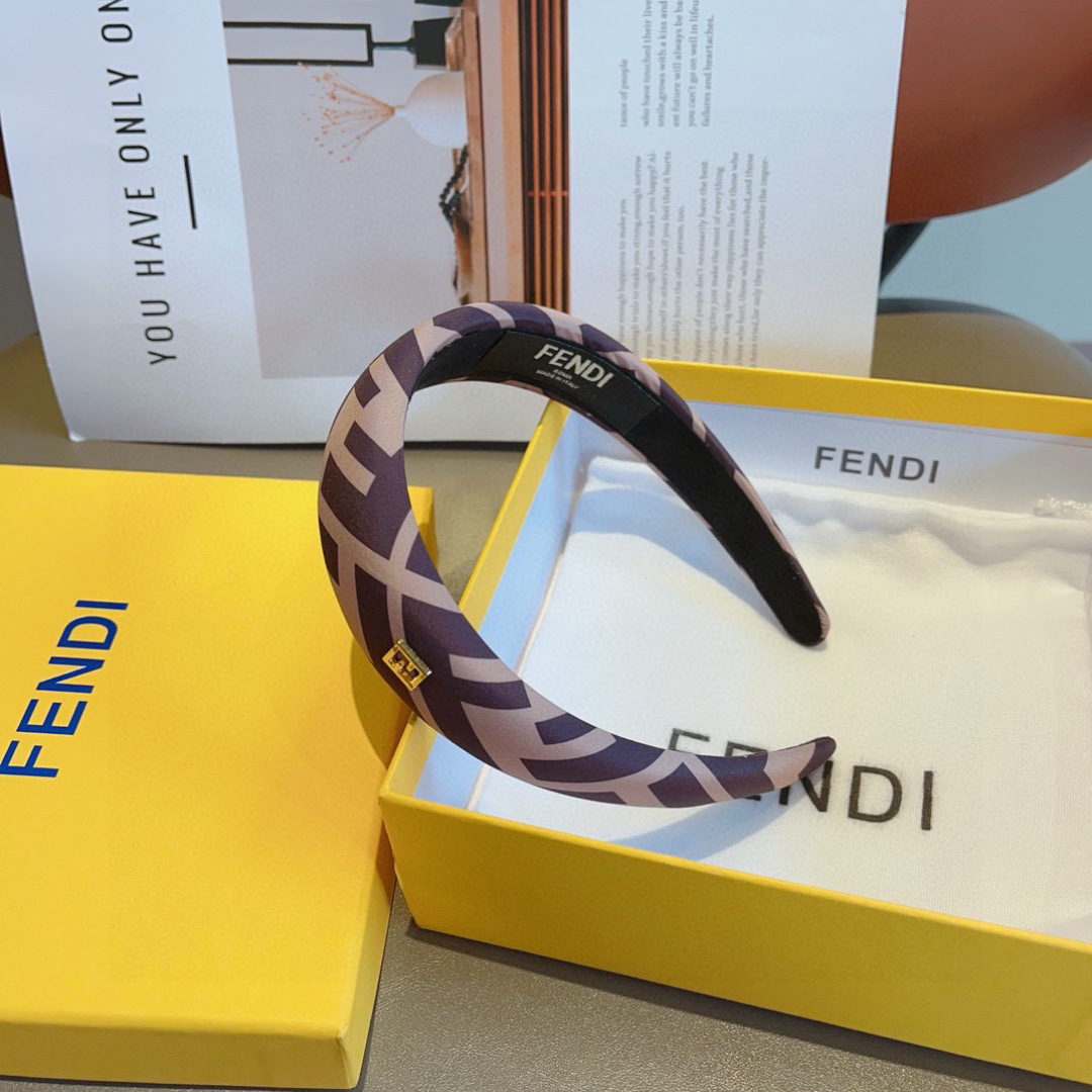 配包装
FENDI 芬迪 火爆新款发箍，复古头箍，简约百搭，潮女必备品，超级的高大上！