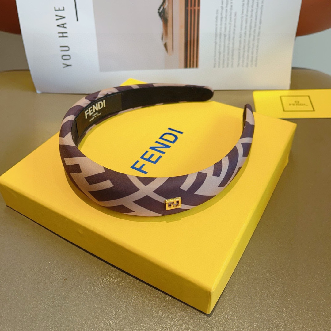 配包装
FENDI 芬迪 火爆新款发箍，复古头箍，简约百搭，潮女必备品，超级的高大上！