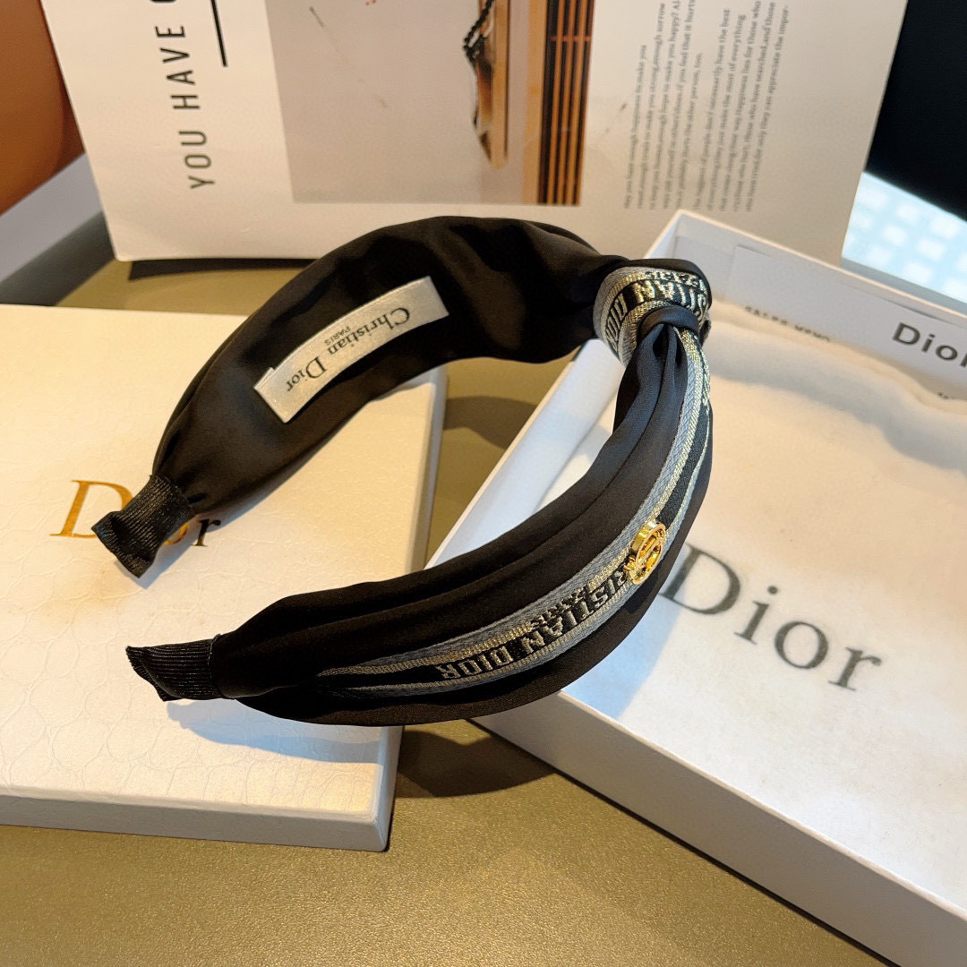 配包装
Dior（迪奥） 火爆新款D字母真丝宽版发箍,专柜品质 让你的魅力绽放 清新淑女范让时尚更简单。