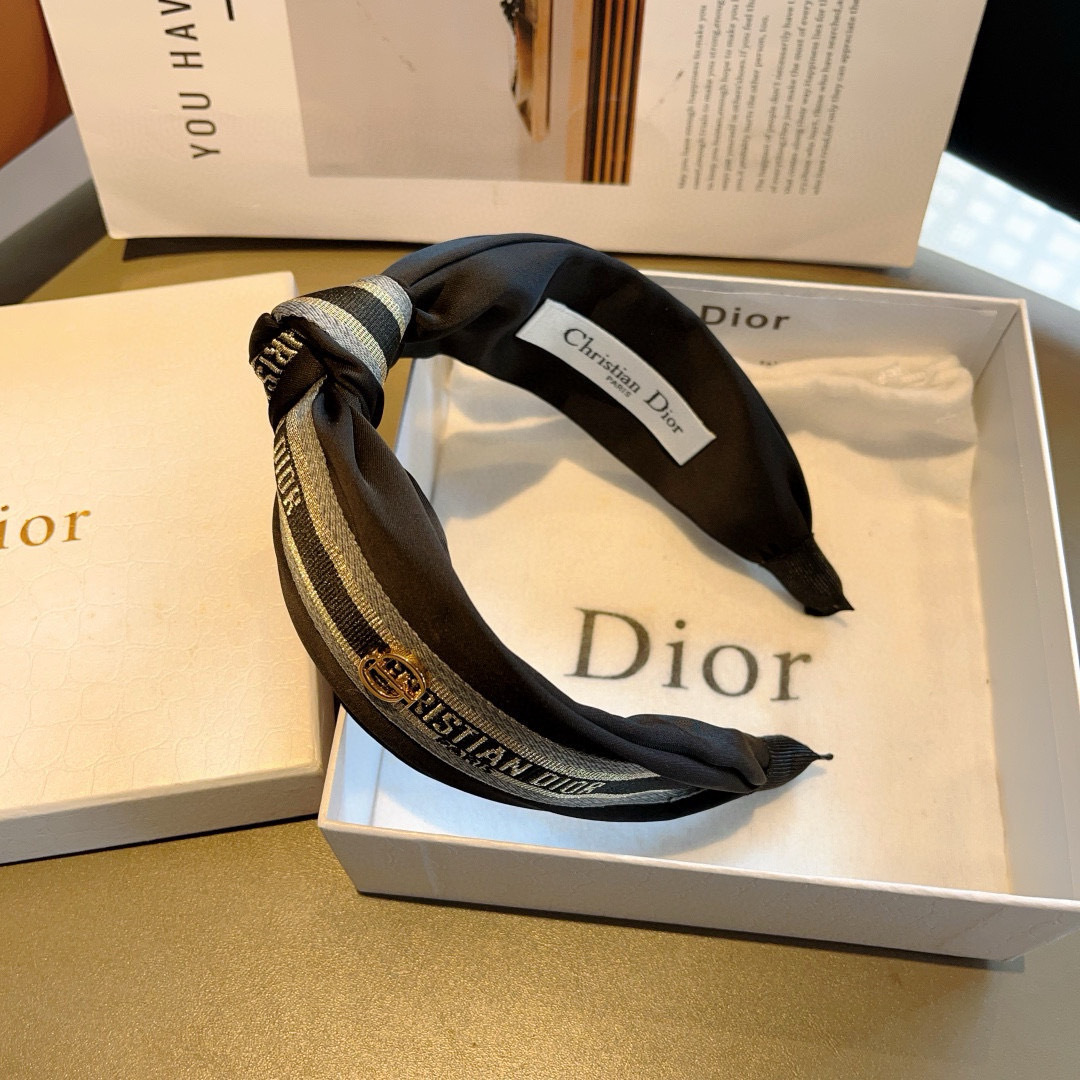 配包装
Dior（迪奥） 火爆新款D字母真丝宽版发箍,专柜品质 让你的魅力绽放 清新淑女范让时尚更简单。