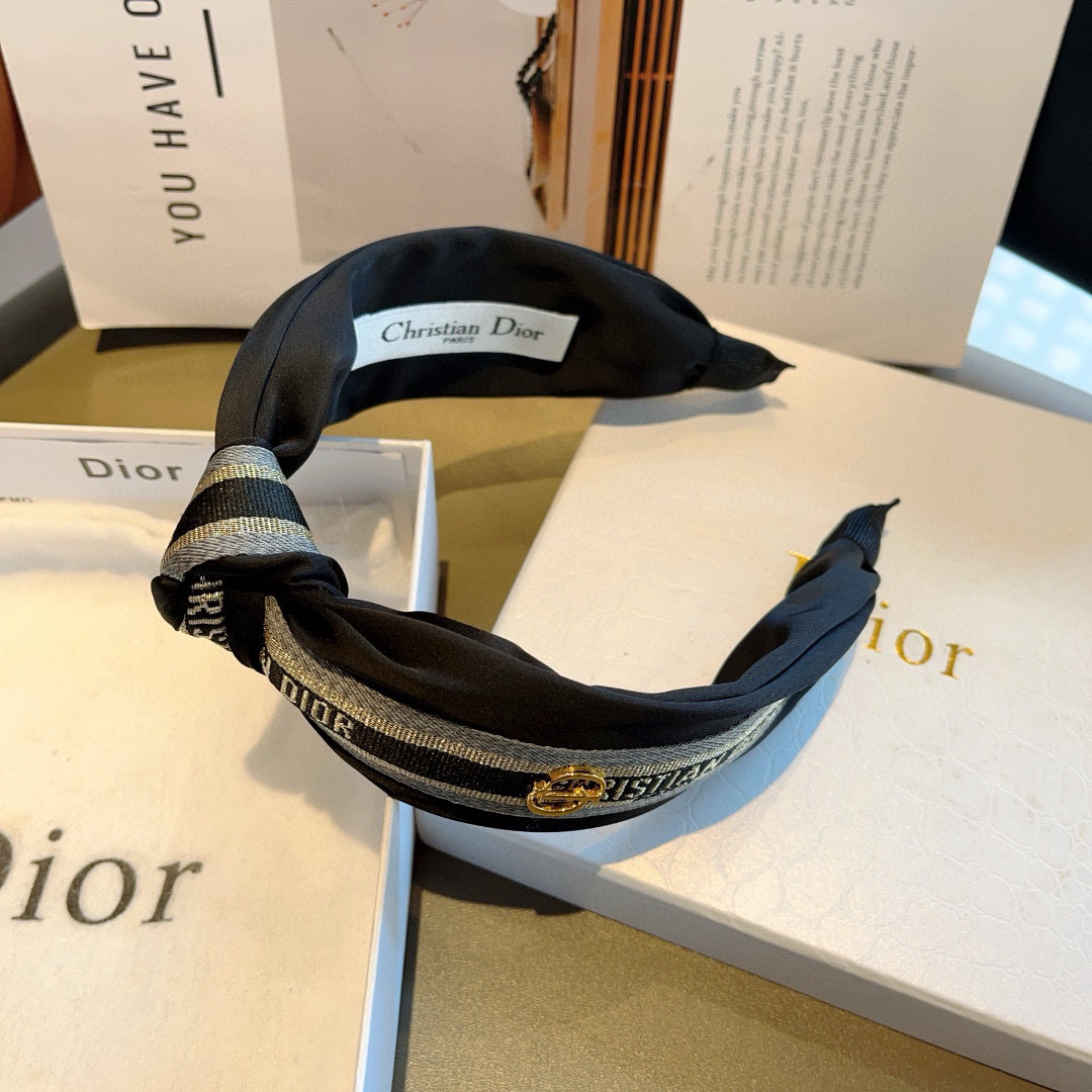 配包装
Dior（迪奥） 火爆新款D字母真丝宽版发箍,专柜品质 让你的魅力绽放 清新淑女范让时尚更简单。