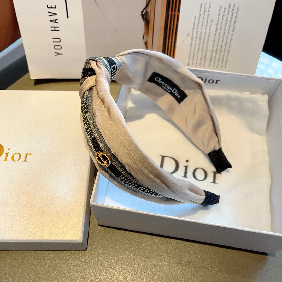 配包装
Dior（迪奥） 火爆新款D字母真丝宽版发箍,专柜品质 让你的魅力绽放 清新淑女范让时尚更简单。