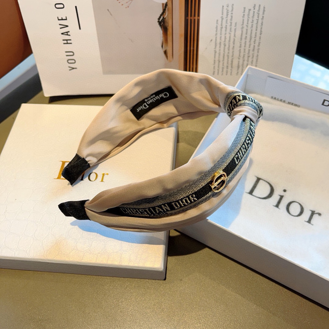 配包装
Dior（迪奥） 火爆新款D字母真丝宽版发箍,专柜品质 让你的魅力绽放 清新淑女范让时尚更简单。