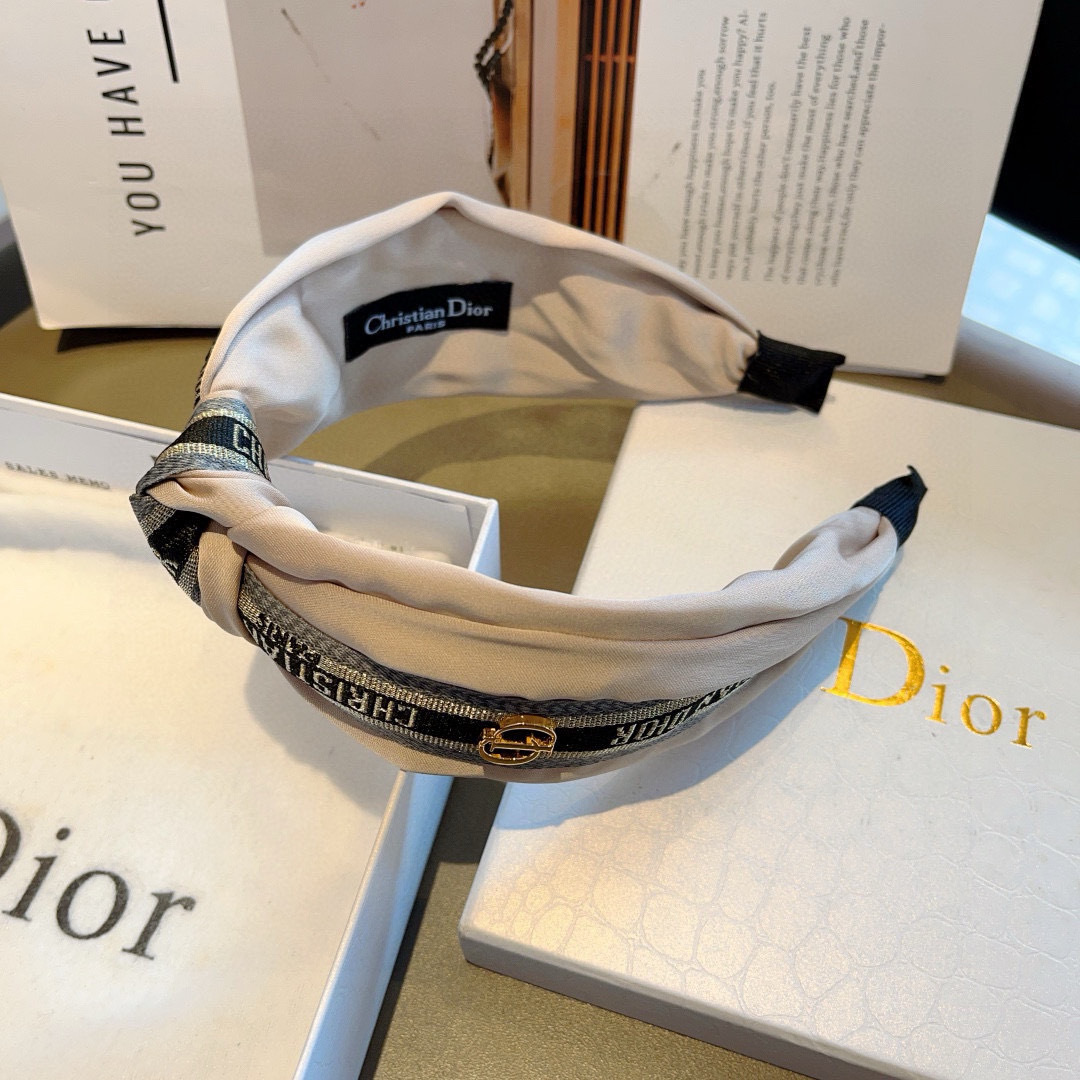 配包装
Dior（迪奥） 火爆新款D字母真丝宽版发箍,专柜品质 让你的魅力绽放 清新淑女范让时尚更简单。